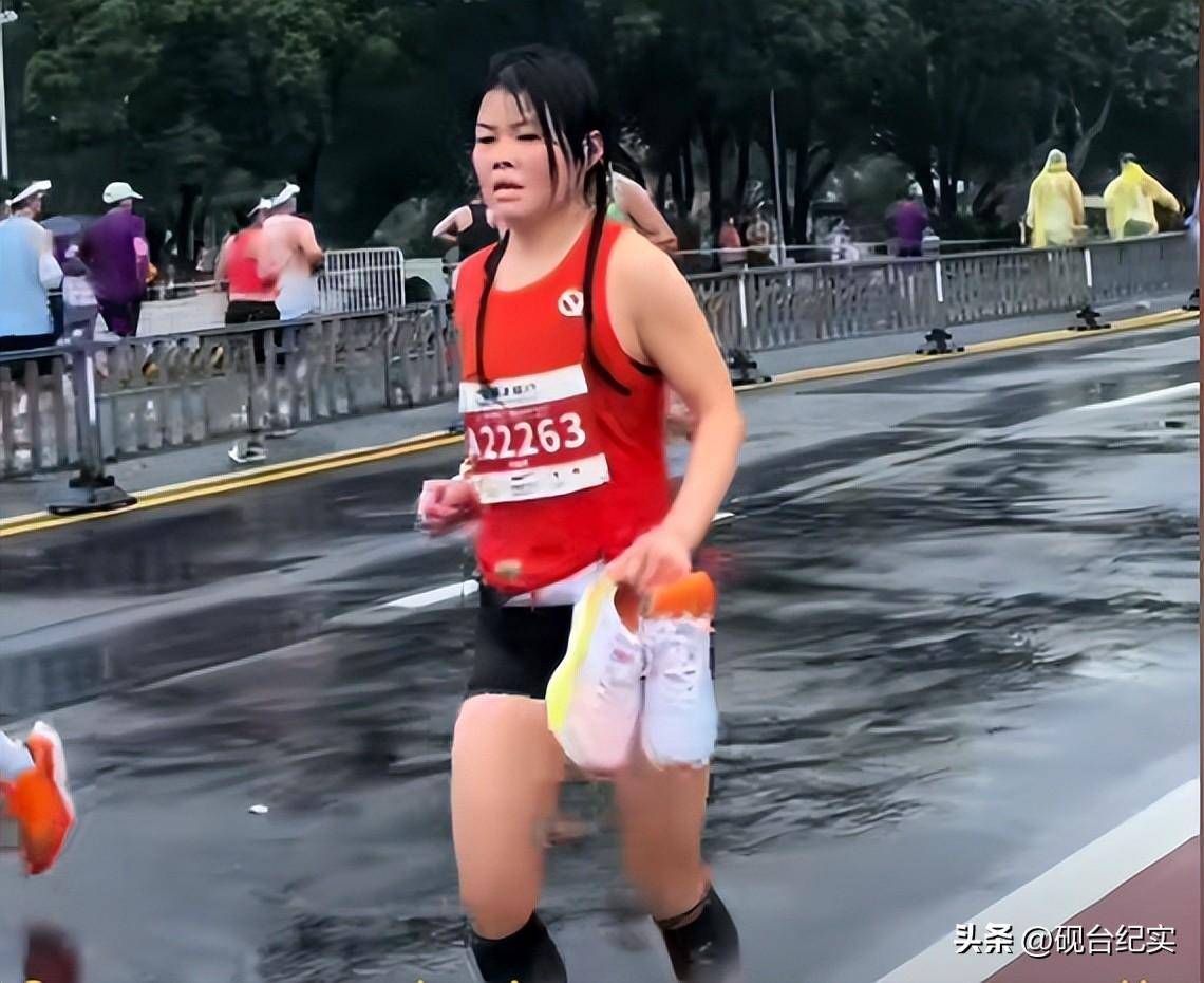 赤脚完赛后痛哭客服回应惹怒网友球王会美女穿特步跑全马鞋子掉底(图1)