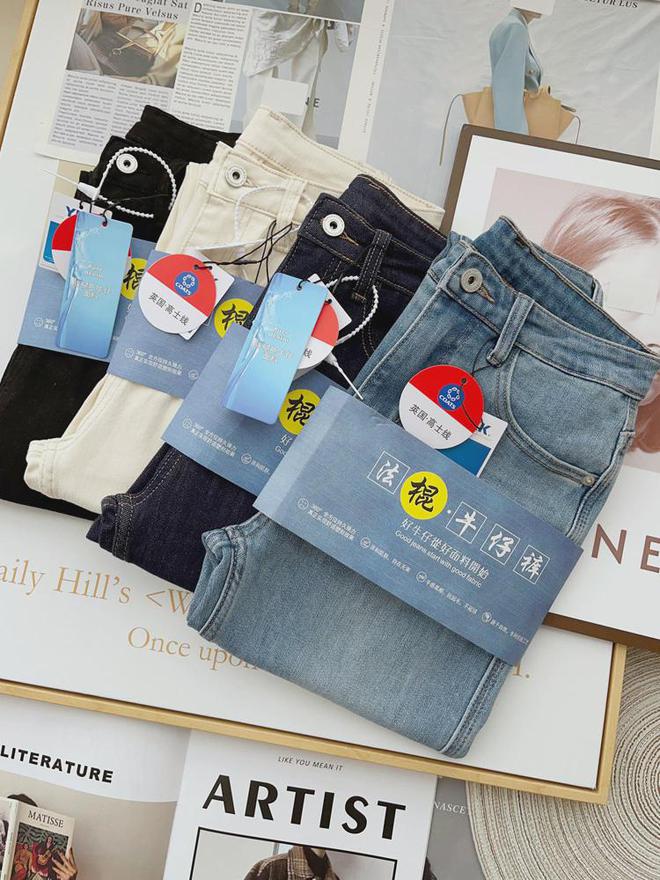 技巧：简约牛仔裤提升时尚感球王会平台中年女性秋季穿搭(图7)