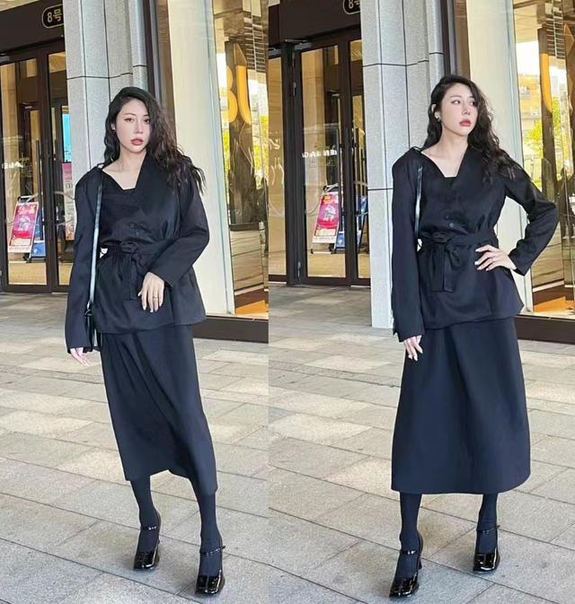 技巧：简约牛仔裤提升时尚感球王会平台中年女性秋季穿搭(图4)