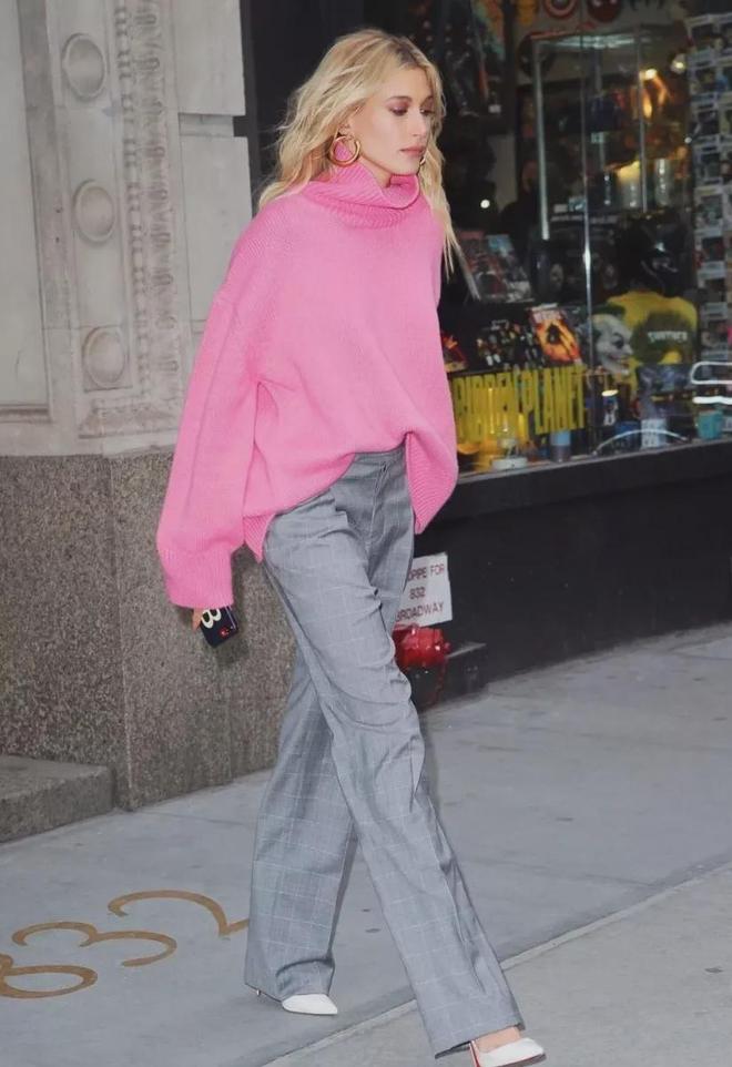 ”时尚又显瘦的穿搭推荐！今秋流行“毛衣+直筒裤(图5)